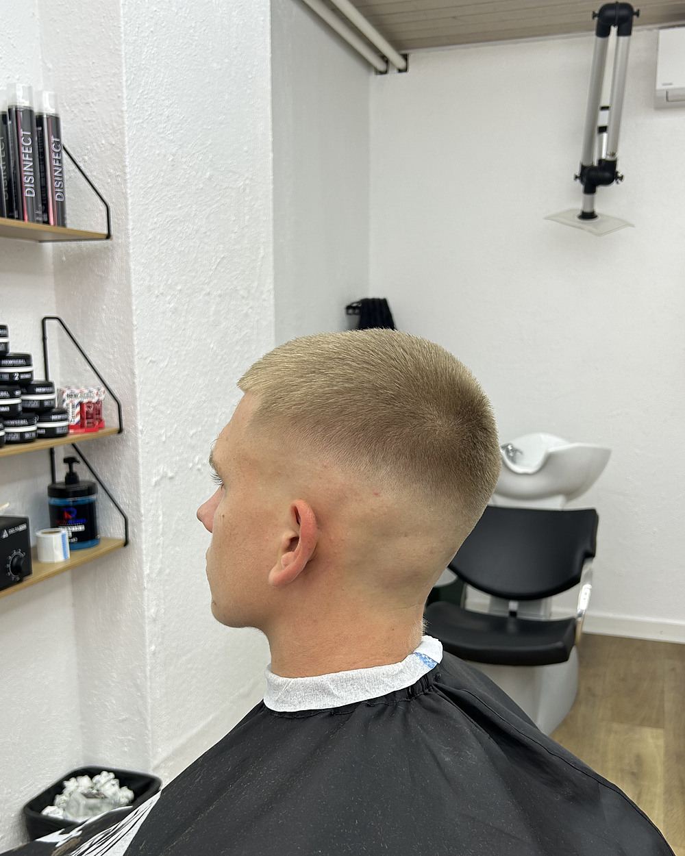 Efter: skarp mid skin fade hos Silke Barbers