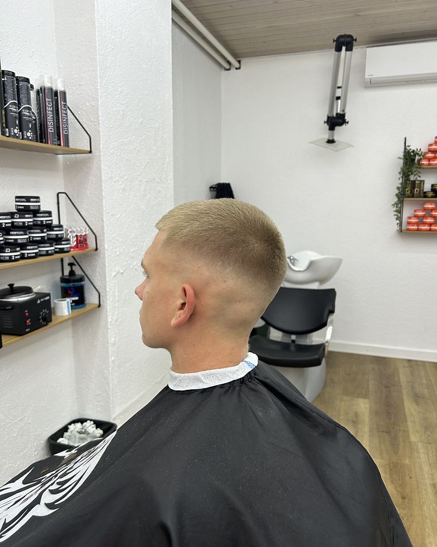 Skin fade set fra siden hos Silke Barbers