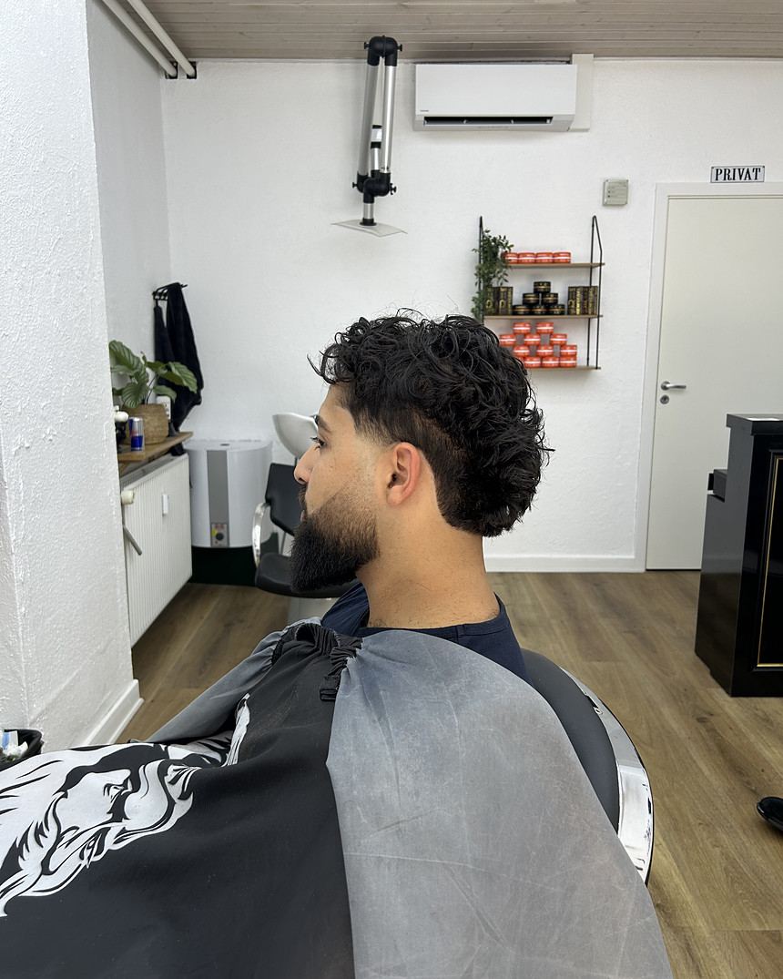 Barber giver en skarp skin fade med kniv hos Silke Barbers i Silkeborg